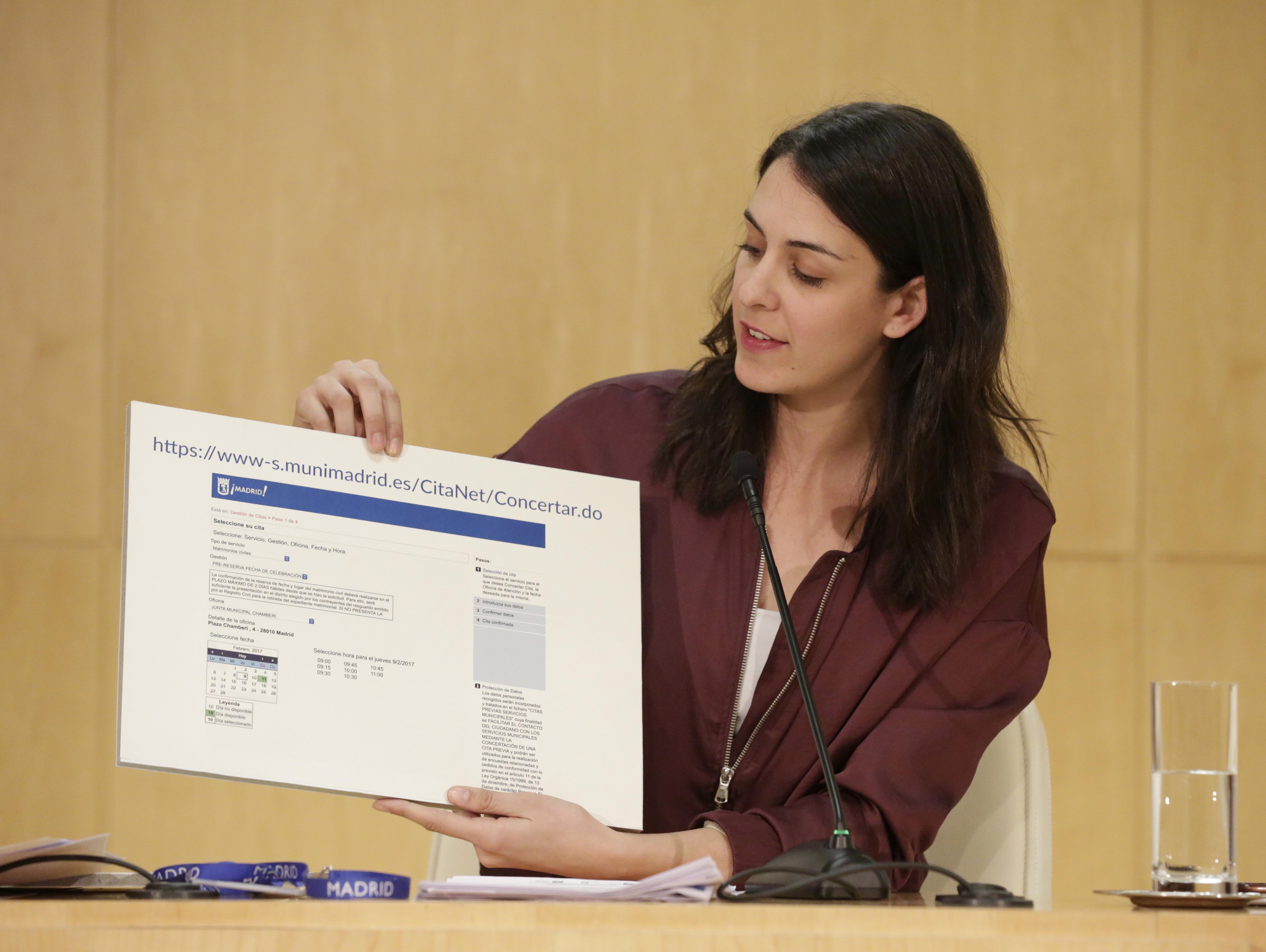 Rita Maestre durante su comparecencia ante los medios de comunicaci&oacute;n tras la Junta de Gobierno